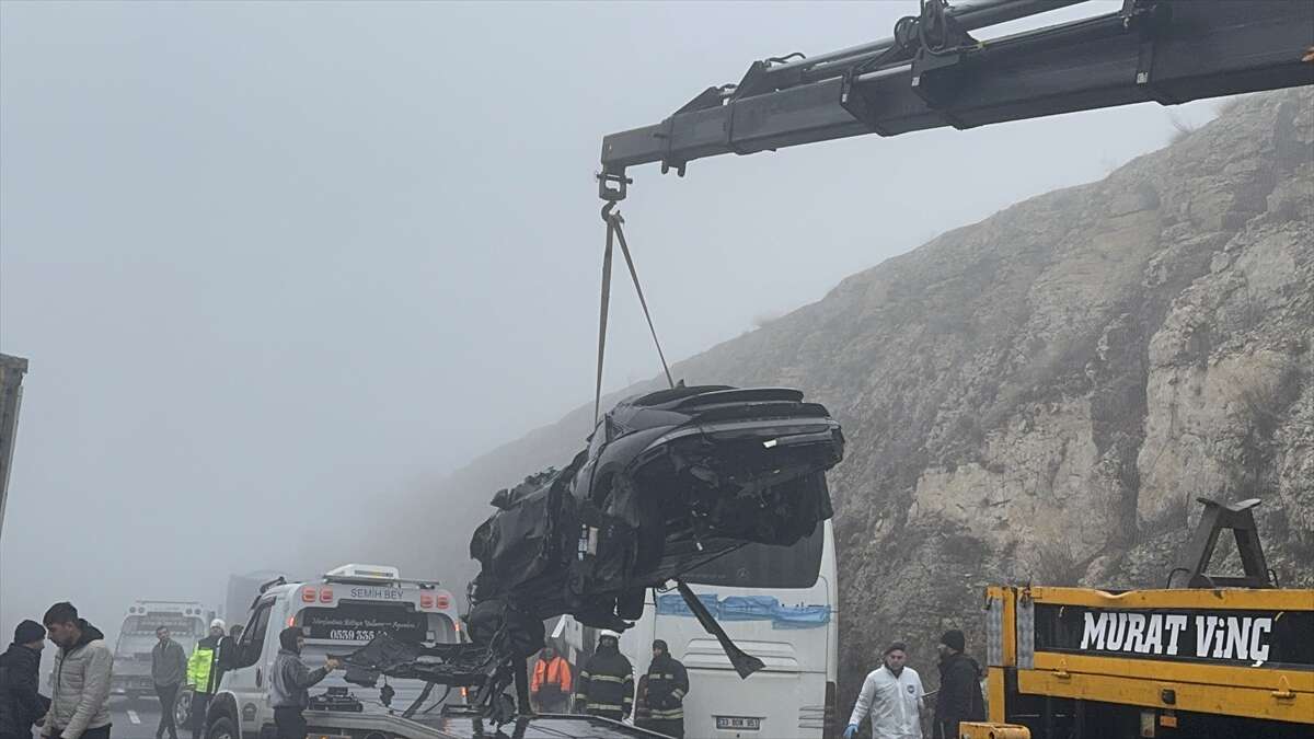 Yoğun sis zincirleme kazaya yol açtı! 2 ölü, çok sayıda yaralı var 8